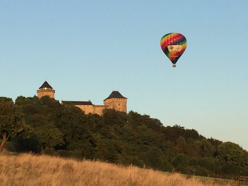 2016-09-08 Ballon über Burg Malbrouck