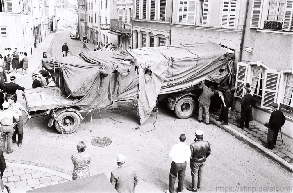 1961 LKW durchbricht Hauswand